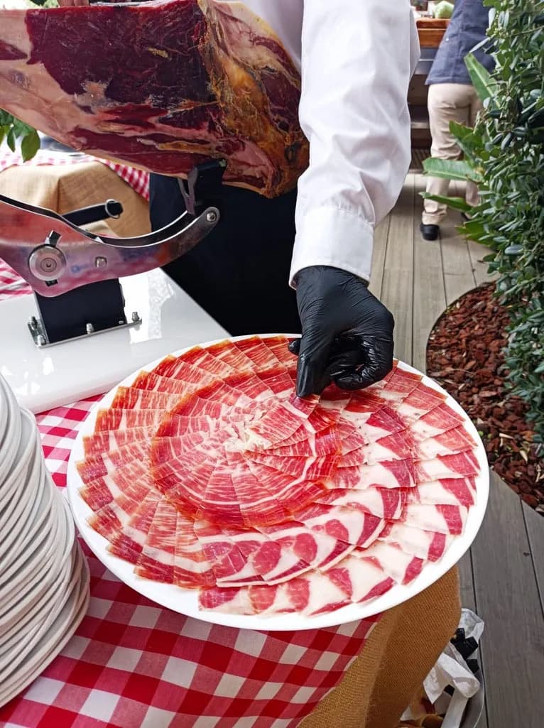 Maestro cortador de jamón ibérico en el cóctel de una boda